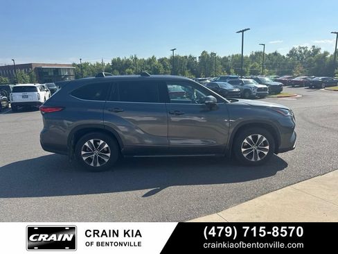 Used 2021 Toyota Highlander XLE FWD image 11
