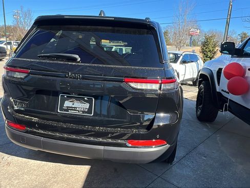 New 2025 Jeep Grand Cherokee Altitude image 8