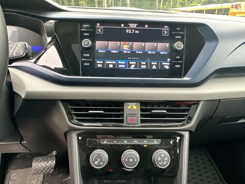 Used 2023 Volkswagen Taos SE w/ Panoramic Sunroof Package FWD image 16