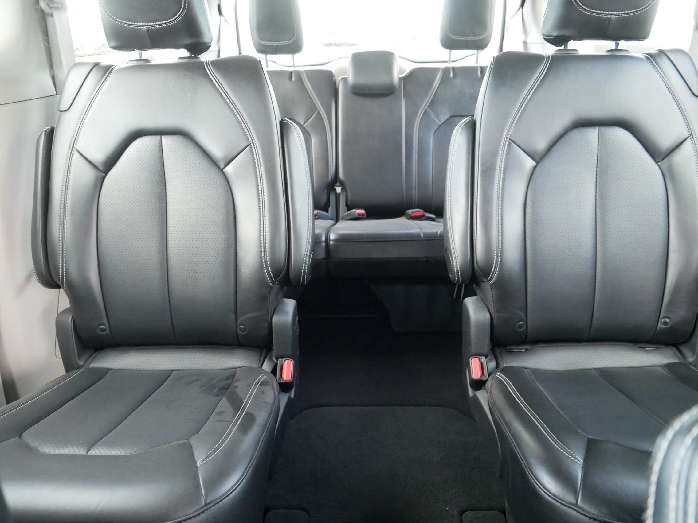 Used 2024 Chrysler Pacifica Touring-L FWD image 13