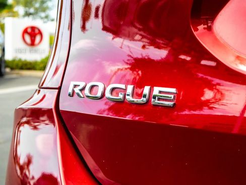 Used 2018 Nissan Rogue SV w/ Premium Package FWD image 15