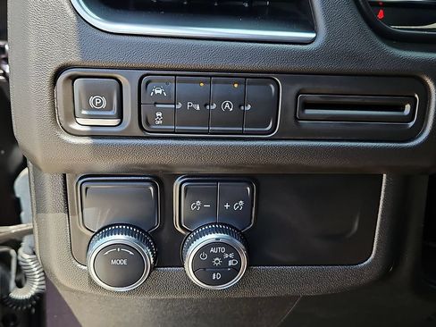 Used 2024 GMC Yukon SLT RWD image 23
