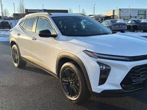 Used 2025 Chevrolet Trax ACTIV w/ Sunroof Package image 1