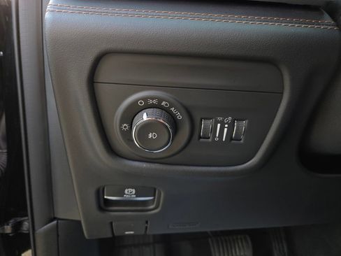 Used 2022 Jeep Grand Cherokee Summit AWD/4WD image 14