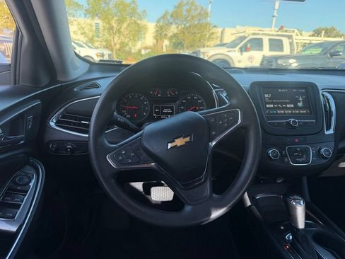 Used 2018 Chevrolet Malibu LT FWD image 5