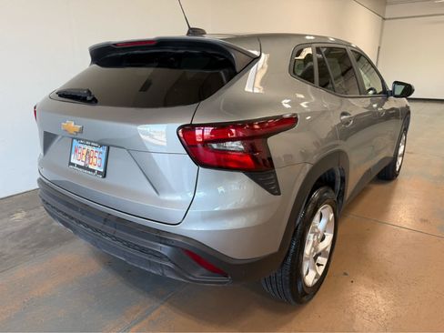 Used 2024 Chevrolet Trax LS w/ LS Convenience Package FWD image 7