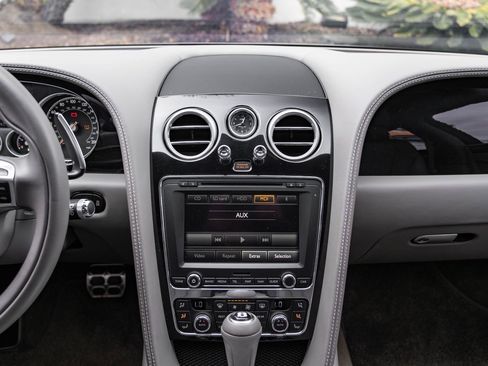 Used 2018 Bentley Flying Spur V8 image 42