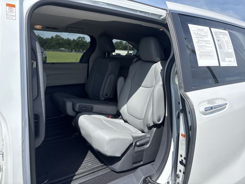 Used 2024 Toyota Sienna XLE FWD image 18