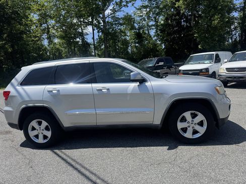 Used 2012 Jeep Grand Cherokee Laredo AWD/4WD image 6