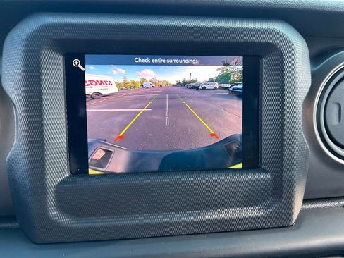 Used 2023 Jeep Gladiator Sport AWD/4WD image 13