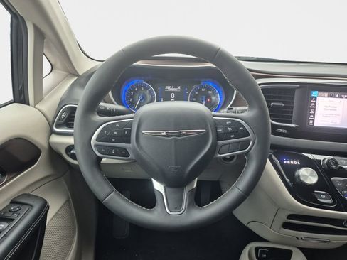 Used 2024 Chrysler Voyager LX image 11