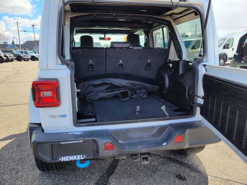 Used 2022 Jeep Wrangler Unlimited Sahara w/ Cold Weather Group image 20