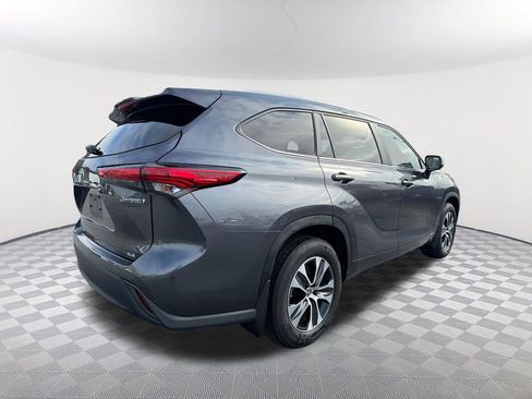 Used 2023 Toyota Highlander XLE image 5