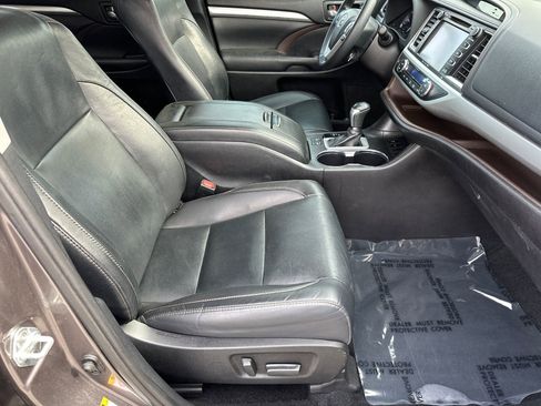 Used 2019 Toyota Highlander XLE FWD image 11