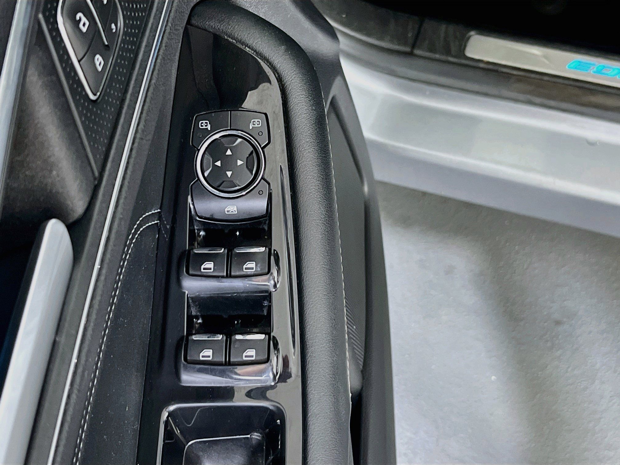 Used 2020 Ford Edge Titanium w/ Equipment Group 301A AWD/4WD image 18