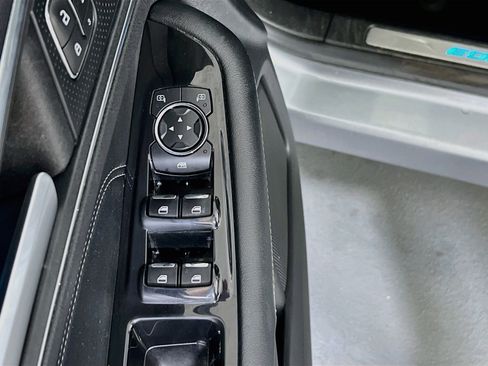 Used 2020 Ford Edge Titanium w/ Equipment Group 301A AWD/4WD image 18