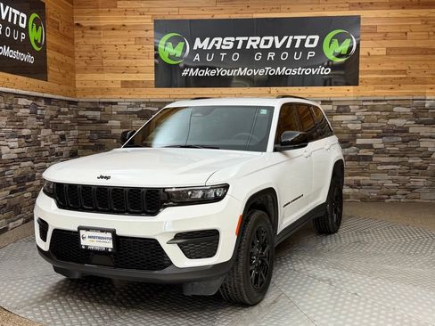Used 2025 Jeep Grand Cherokee Altitude AWD/4WD image 8