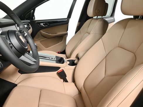 Certified 2025 Porsche Macan AWD image 5
