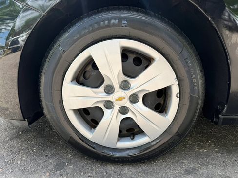 Used 2017 Chevrolet Cruze LS image 28