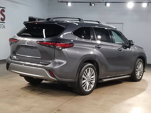 Used 2023 Toyota Highlander Platinum FWD image 7