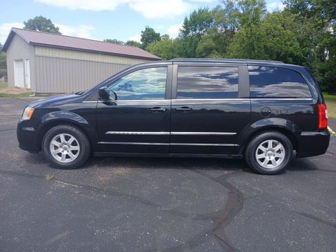 Used 2012 Chrysler Town & Country Touring w/ Entertainment Group #1 FWD image 1