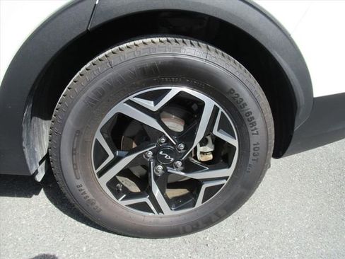 Used 2023 Kia Sportage LX image 5