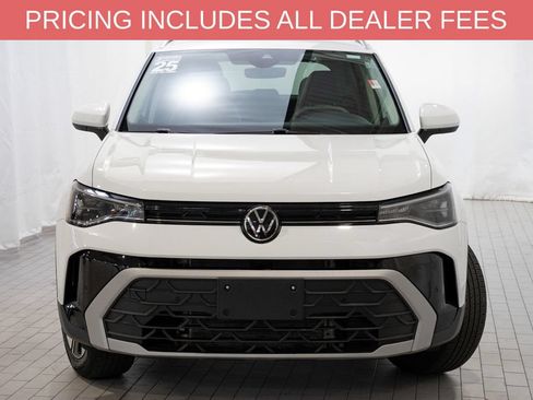 Used 2025 Volkswagen Taos SE AWD/4WD image 2