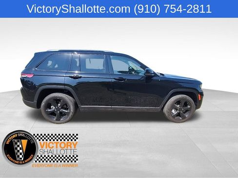 Used 2023 Jeep Grand Cherokee Limited w/ Black Appearance Package AWD/4WD image 31