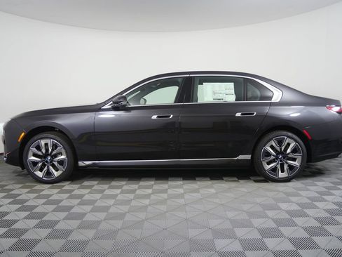 Used 2026 BMW i7 xDrive60 w/ Premium Package RWD image 6