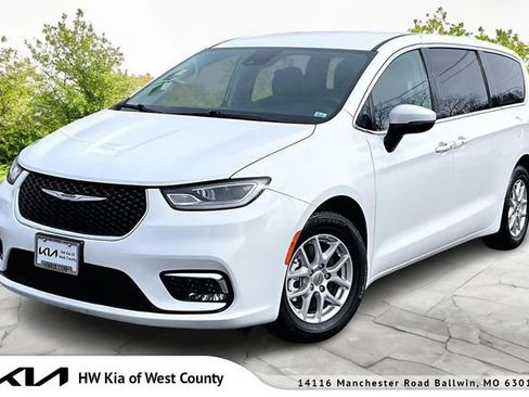 Used 2023 Chrysler Pacifica Touring-L FWD image 1