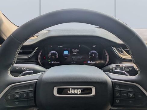 Used 2023 Jeep Grand Cherokee Laredo RWD image 29