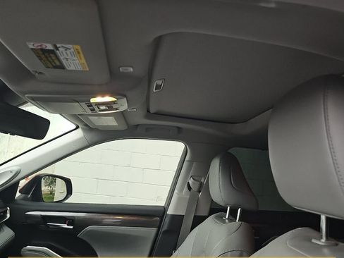 Used 2023 Toyota Highlander Limited FWD image 13