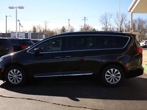 Used 2019 Chrysler Pacifica Touring-L FWD image 8