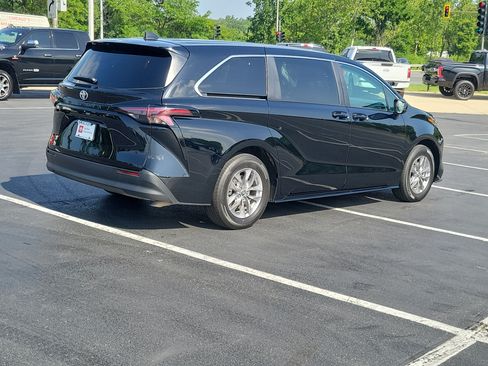 Certified 2026 Toyota Sienna LE FWD image 5