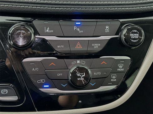 Used 2024 Chrysler Pacifica Select image 9