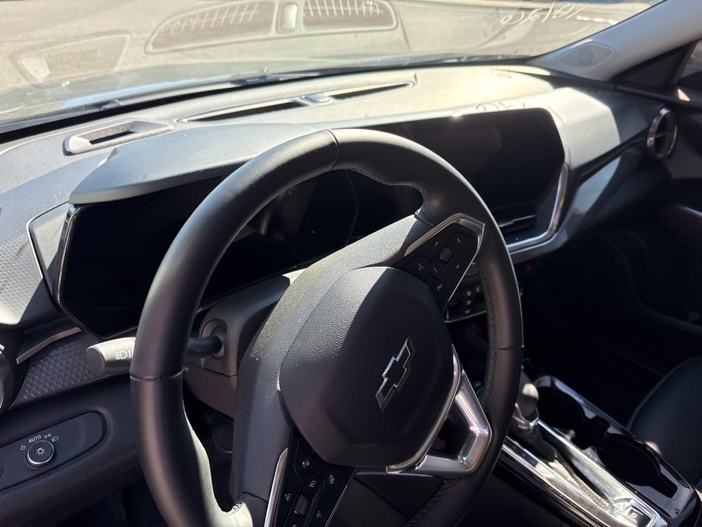 Used 2025 Chevrolet Trax ACTIV w/ Sunroof Package FWD image 9