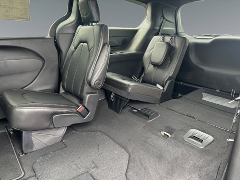 New 2026 Chrysler Pacifica Select image 13