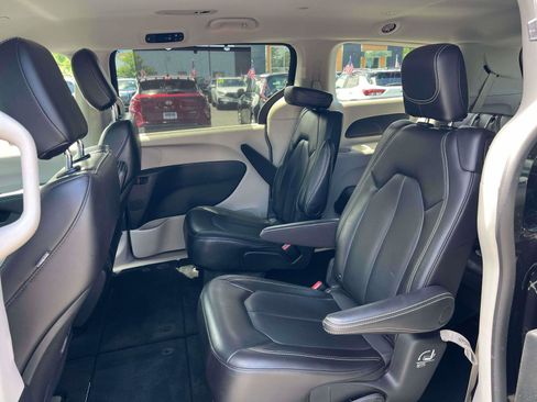 Used 2023 Chrysler Pacifica Touring-L FWD image 30