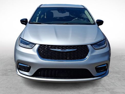 Used 2024 Chrysler Pacifica Touring-L FWD image 2