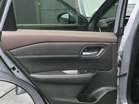 Used 2023 Nissan Rogue SL image 10