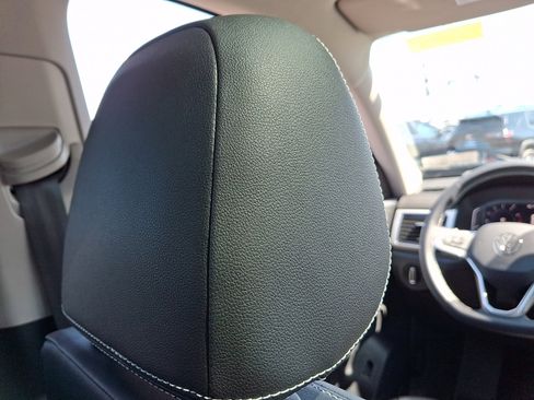 Used 2023 Volkswagen Atlas SE w/ Panoramic Sunroof Package image 9