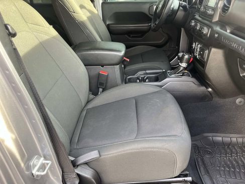 Used 2018 Jeep Wrangler Unlimited Sport S image 29