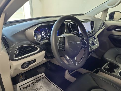 Used 2024 Chrysler Pacifica Touring-L w/ Uconnect Theater Family Group FWD image 8