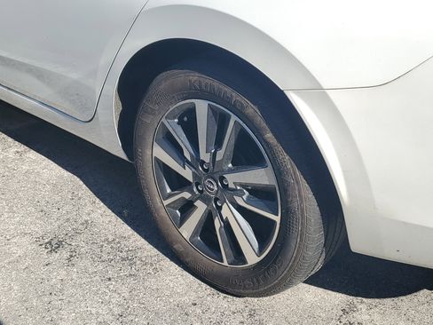 Used 2025 Nissan Versa SV image 8