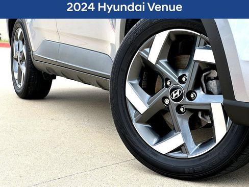 Used 2024 Hyundai Venue SEL FWD image 2