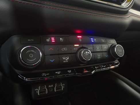 Used 2025 Dodge Durango GT AWD/4WD image 29