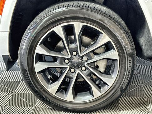 Used 2023 Jeep Grand Cherokee Overland image 12