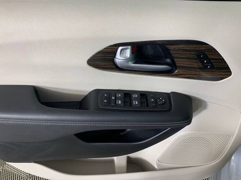 Used 2024 Chrysler Pacifica Limited FWD image 33