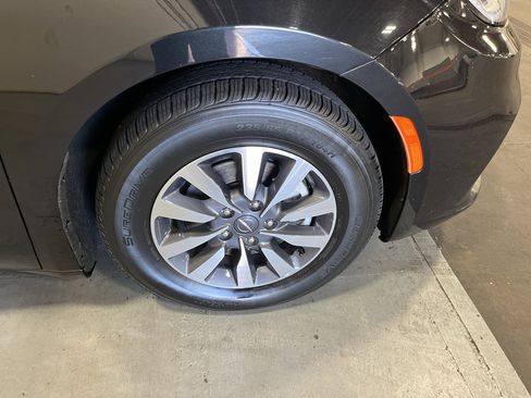 Used 2023 Chrysler Pacifica Touring-L FWD image 10