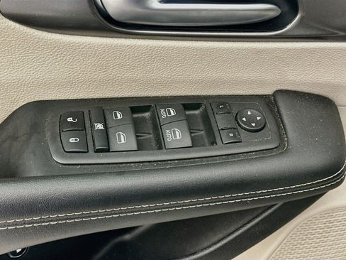 Used 2023 Chrysler Pacifica Touring-L FWD image 15